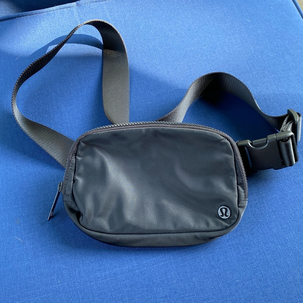 Original Lululemon black belt bag 1L